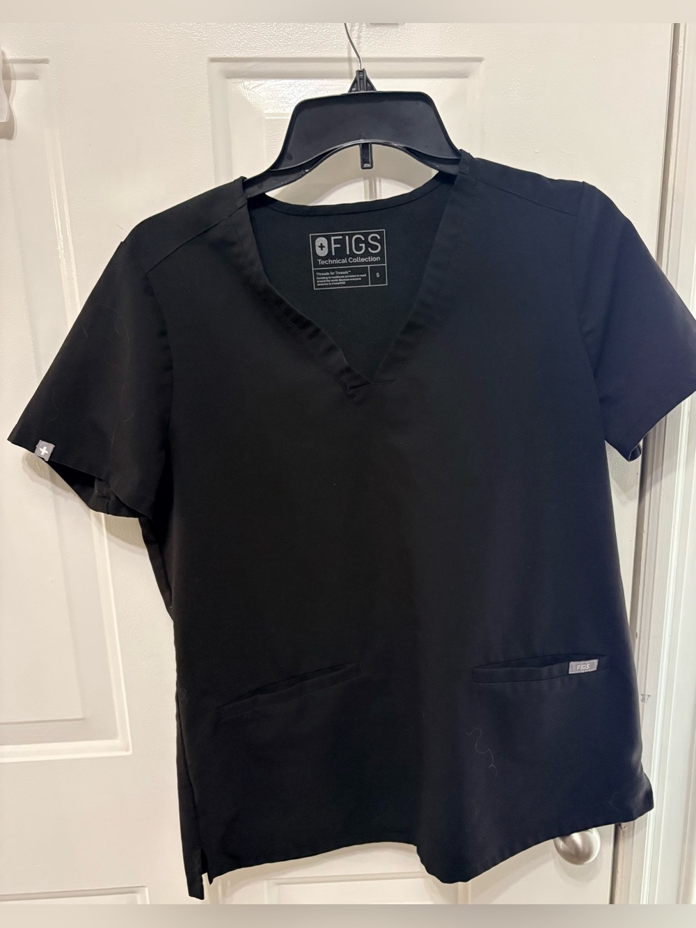 Figs v-neck one pocket scrub shirt sz small.